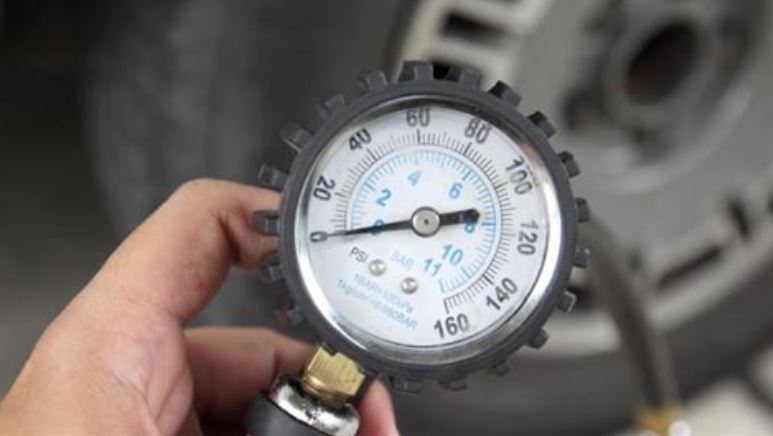 relação entre o peso do veículo e a calibragem correta dos pneus é crucial para garantir um desempenho seguro, eficiente e duradouro dos pneus.
