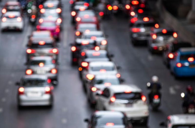O período de férias não traz apenas descanso e alegria, mas também aumenta significativamente o fluxo de carros menores nas estradas. Para os caminhoneiros, isso significa enfrentar desafios adicionais.