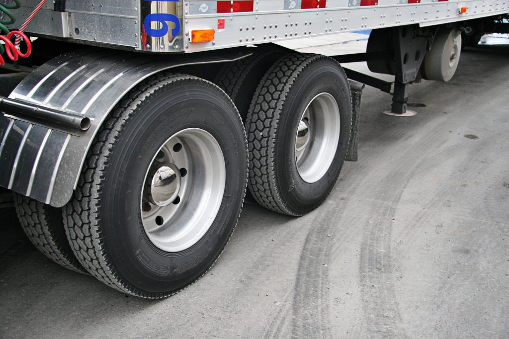 Seguir as normas e regulamentações estabelecidas para pneus de carga é fundamental para garantir a segurança e a eficiência das operações de transporte. Empresas de transporte devem estar atentas a essas regulamentações para evitar multas, melhorar a segurança de suas frotas e contribuir para a sustentabilidade ambiental.