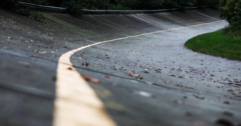 O Design de Curvas e Seu Impacto nos Pneus e o Centro de Gravidade dos Caminhões