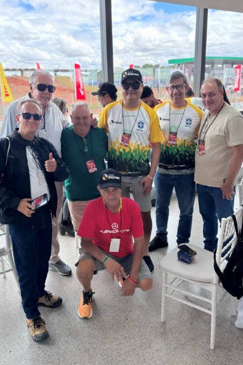MotoGP1000 é um dos principais eventos do motociclismo nacional e reúne apaixonados por velocidade, tecnologia, estrada e performance sobre rodas. Neste ano, a Pneus Express marcou presença no evento ao lado de clientes, parceiros e convidados especiais, reforçando relacionamento, proximidade e conexão com pessoas que fazem parte do dia a dia da empresa.