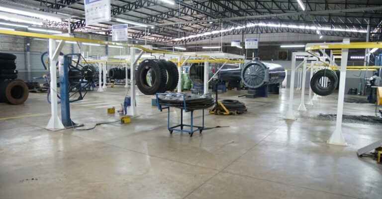 Linha de produção de recapagem de pneus de carga na planta industrial da Pneus Express