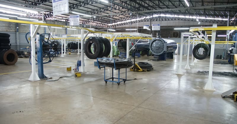 Linha de produção de recapagem de pneus de carga na planta industrial da Pneus Express