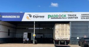 Fachada do Truck Center Paddock Pneus Express em Aparecida de Goiânia com carreta em atendimento