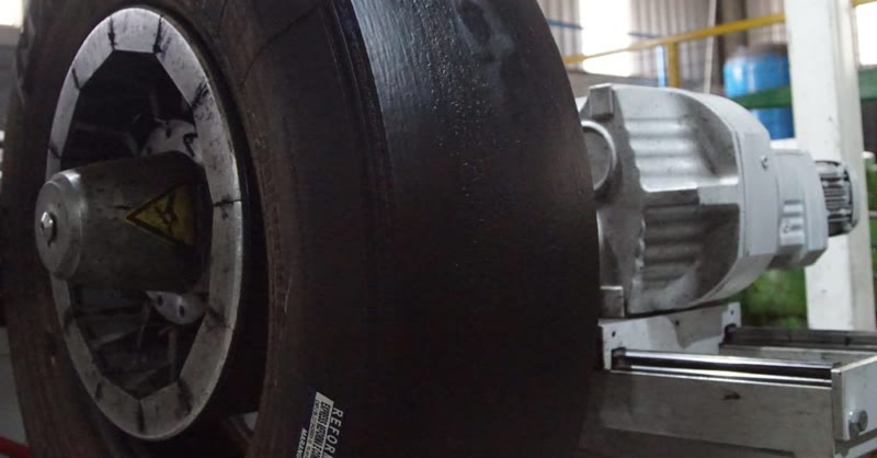 Pneu de carga em equipamento de reforma na planta industrial da Pneus Express