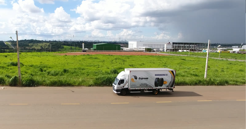 Caminhão da Pneus Express na rodovia fazendo a coleta e entrega de pneus para frotas