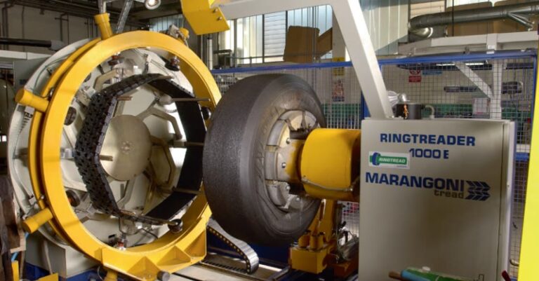 Máquina Ringtreader Marangoni aplicando anel de rodagem sem emendas em pneu de carga